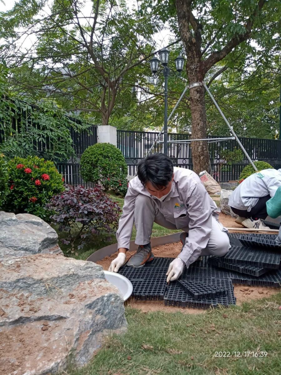 Vỉ nhựa thoát nước - thi công sân vườn tại Zion's Landscape